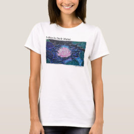 Lotus i mörkt vatten t shirt