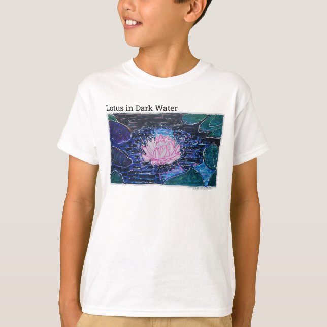 Lotus i mörkt vatten t shirt (Framsida)