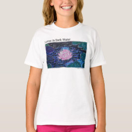 Lotus i mörkt vatten t shirt