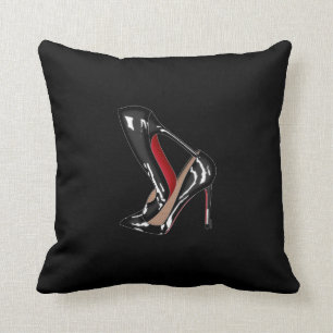 LOUBOUTIN STAPLADE svart bakgrund Kudde