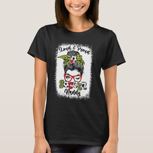 Loud och Proud Soccer Nanny Messy Bun Bleached T Shirt (Framsida)