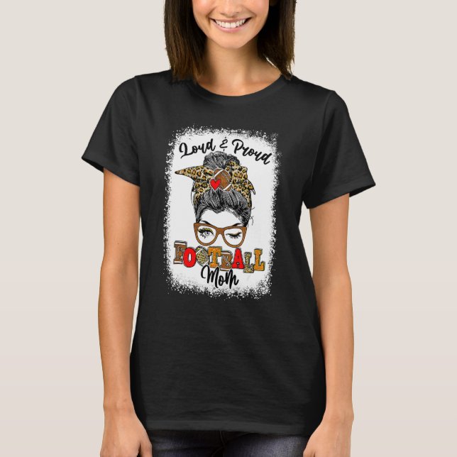 Loud och stolt fotboll Mamma Messy Bun blekt T Shirt (Framsida)
