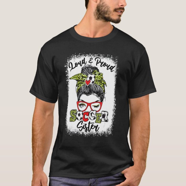 Loud och stolt fotboll Sister Messy Bun Bleached T Shirt (Framsida)