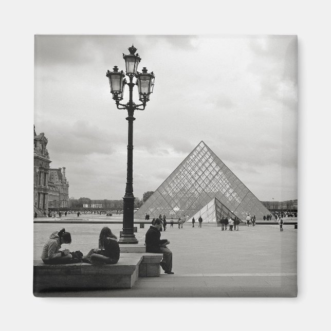 Louvre Glass Pyramid Magnet (Framsidan)