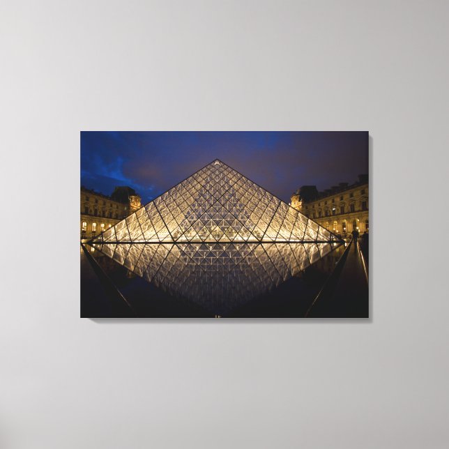 Louvre Pyramid av arkitekten I.M. Pei på Canvastryck (Framsida)