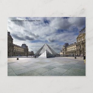 Louvre Pyramid och Museum i Paris. Vykort