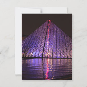 Louvre Pyramid på natten: Parisreflektioner Vykort