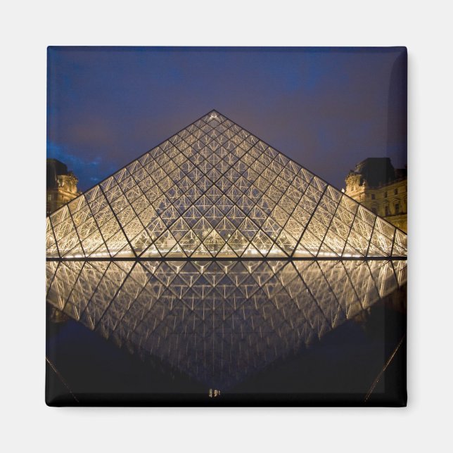 Louvrepyramiden av arkitekten I.M. Pei vid Magnet (Framsidan)
