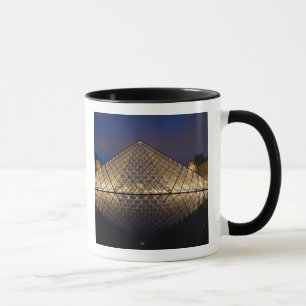 Louvrepyramiden av arkitekten I.M. Pei vid Mugg