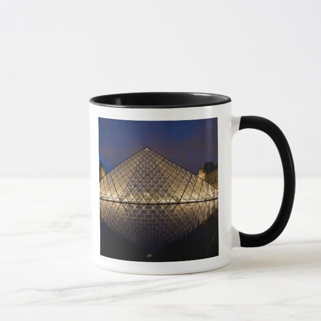 Louvrepyramiden av arkitekten I.M. Pei vid Mugg (Höger)