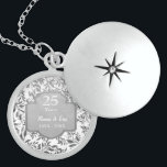 Löv av Silver 25:e Bröllop-årsdagen Berlockhalsband<br><div class="desc">Den 25:e Bröllop-årsdagen av det vackra sterling silver-halsbandet med elegant löv av silver blommigt gräns på vit bakgrund. Silver grått med text säger 25 år. Nedre textområde är redot som du kan anpassa med namn och årsuppgifter.</div>