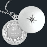 Löv av Silver 25:e Bröllop-årsdagen Berlockhalsband<br><div class="desc">Den 25:e Bröllop-årsdagen av det vackra sterling silver-halsbandet med elegant löv av silver blommigt gräns på vit bakgrund. Silver grått med text säger 25 år. Nedre textområde är redot som du kan anpassa med namn och årsuppgifter.</div>