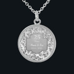 Löv av Silver 25:e Bröllop-årsdagen Sterling Silver Halsband<br><div class="desc">Den 25:e Bröllop-årsdagen av det vackra sterling silver-halsbandet med elegant löv av silver blommigt gräns på vit bakgrund. Silver grått med text säger 25 år. Nedre textområde är redot som du kan anpassa med namn och årsuppgifter.</div>
