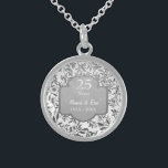Löv av Silver 25:e Bröllop-årsdagen Sterling Silver Halsband<br><div class="desc">Den 25:e Bröllop-årsdagen av det vackra sterling silver-halsbandet med elegant löv av silver blommigt gräns på vit bakgrund. Silver grått med text säger 25 år. Nedre textområde är redot som du kan anpassa med namn och årsuppgifter.</div>