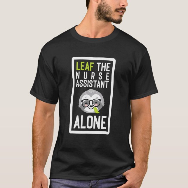 Löv Ensamen Nurse Assistant Funny Aide Sloth ID T Shirt (Framsida)