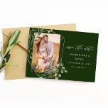 Löv & Eucalyptus Guld V Photo Save the Date GR Spara Datumet<br><div class="desc">Få dina gäster upphetsade och redo att fira bröllop eller party med ditt Löv & Eucalyptus Guld V Photo Save the Date Card. i Grönt. Ditt foto, som är inslaget i Eucalyptus, Greenery och Guld, är ett kännetecken för detta Modern & Chic Photo Save the Date. Det här datumet är...</div>