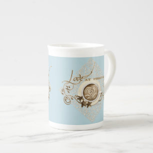 Löv för Cappuccinokaffehjärta virvlar runt Benporslin Mugg