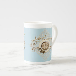 Löv för Cappuccinokaffehjärta virvlar runt Benporslin Mugg