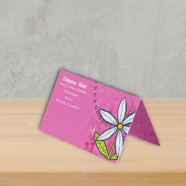 Löv för Grönt av ljusvit Daisy på Rosa Visitkort (Whimsical daisy flower with leaves on bright pink standing business card.)