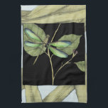 Löv med Dragonfly Inset av Jennifer Goldberger Kökshandduk<br><div class="desc">Teckning i löven av Jennifer Goldberger har ett drag av en drakfluga på svart bakgrund. Natt har en känsla av infall som står i skarp kontrast till dagtidsklimatet på löv. Hitta dina favoriter idag!</div>