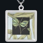 Löv med Dragonfly Inset av Jennifer Goldberger Silverpläterat Halsband<br><div class="desc">Teckning i löven av Jennifer Goldberger har ett drag av en drakfluga på svart bakgrund. Natt har en känsla av infall som står i skarp kontrast till dagtidsklimatet på löv. Hitta dina favoriter idag!</div>