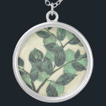 Löv och Grenar på Cream Background Silverpläterat Halsband<br><div class="desc">Vibrant grönt löv och grenar vilar på en gräddbakgrund i den här utskriften av Jennifer Goldberger. Eftersom säsongen förändras förblir färg på dessa löv oförändrad,  vilket ger lite konsekvens i ditt liv.</div>