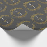 Löv, ovalal monogram teckning guld på mörk grått presentpapper<br><div class="desc">Handdragen löv par monogram konstgåva papper. Enkel utandningsdesign för ovala löv löv som innesluter ditt eget par monogram initialer i guld och vitt på en grått för mörk eller förändring till ditt eget färg val. Andra färg och matchande artiklar är tillgängliga. © Original löv teckning och utformat av Sarah Trett...</div>