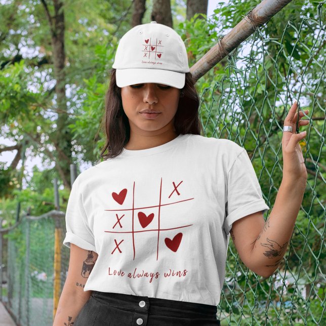 Love Always wins Quote l Red Heart Playful  T Shirt (Skapare uppladdad)