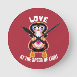 Love at the Speed of Light Penguin Gift Rund Klocka
