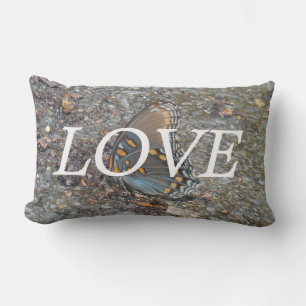 lOVE ,blå fjäril på småsten inspiration kudde