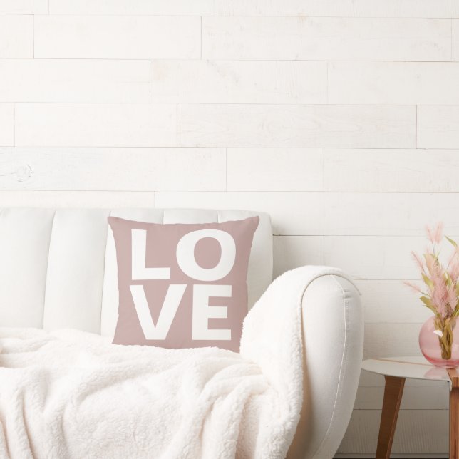 Love Dusty Rose Bold Letters Modern Elegant  Kudde (Soffa)