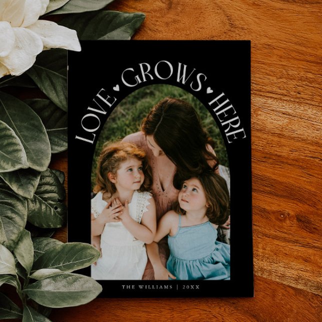 Love Grows Here Black Arch Valentines Day Julkort (Skapare uppladdad)