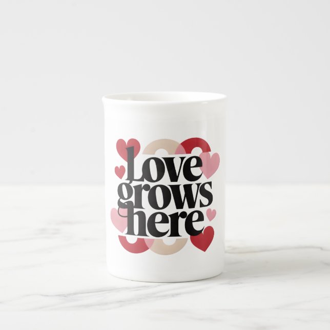 Love Grows Here – Modern Heart Typography Benporslin Mugg (Framsidan)