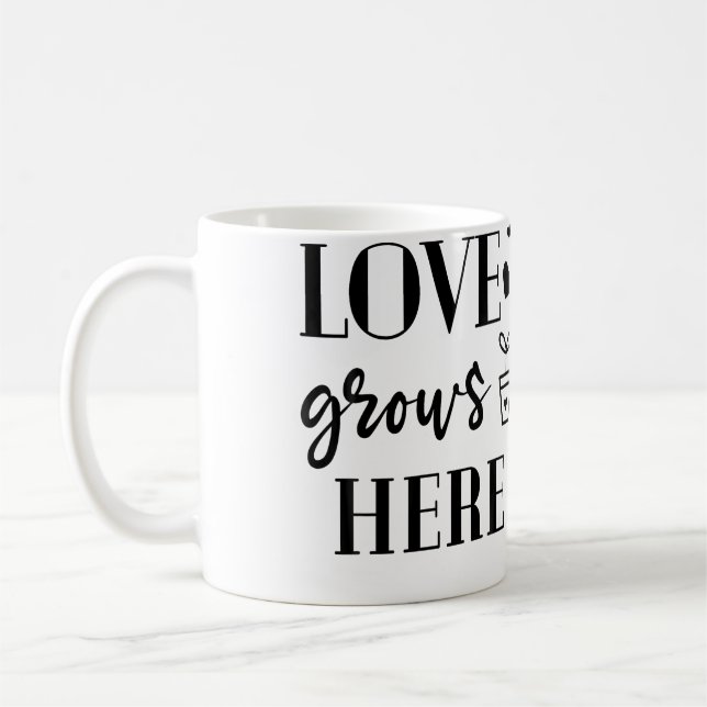 Love Grows Here Plants Flower Lover Gardening Gard Kaffemugg (Vänster)