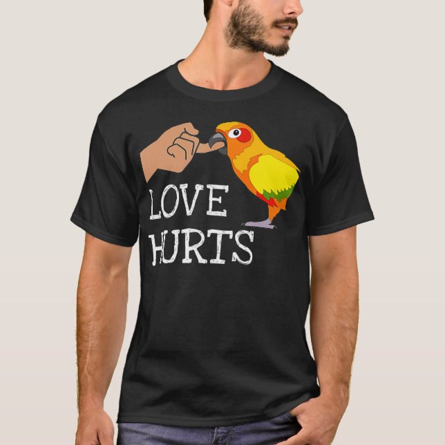 Love Hurts Sun Conure For Sun Conure Parrot T Shirt (Framsida)