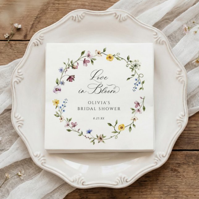 Love in Bloom Floral Wildflower Bridal Shower Pappersservett (Bridal shower napkins with watercolor wildflower wreath and elegant love is in bloom script)