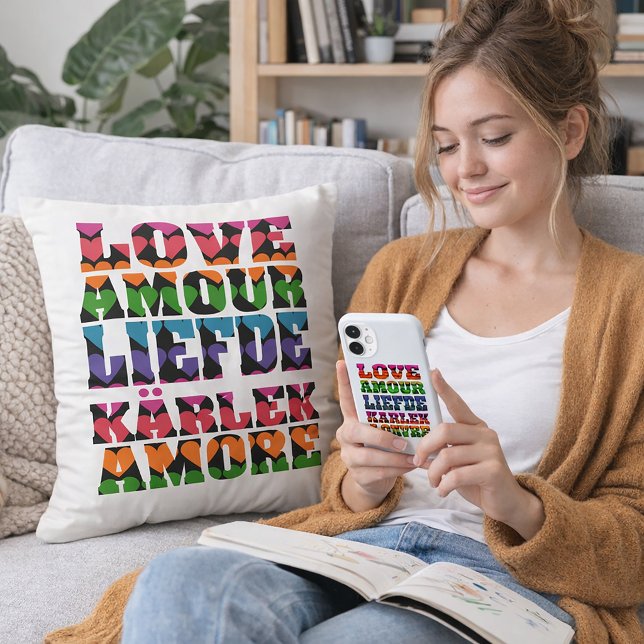 Love in Multilanguages Neon Hearts Kudde (A throw pillow that says love in multiple languages with a heart pattern.)
