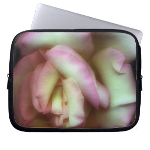 <Love is a Rose> vid Nathan Griffith Laptop Sleeve