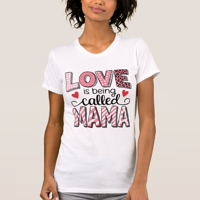 Love Is Being Called Mama Cute Patchwork Valentine T Shirt (Framsida)
