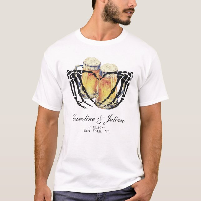 Love is Brewing Skeleton Hands Öl Bröllopsdusch T Shirt (Framsida)