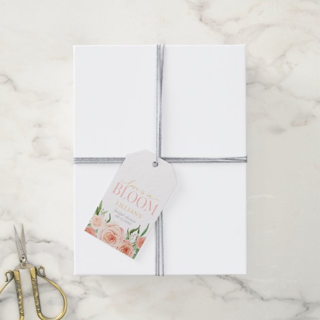 Love Is In Bloom Pink Floral Bridal Shower Presentetikett (Med Snöre)