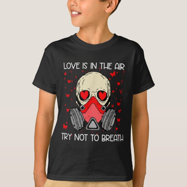 Love Is In The Air Try Not To Breath Anti Valentin T Shirt (Framsida)