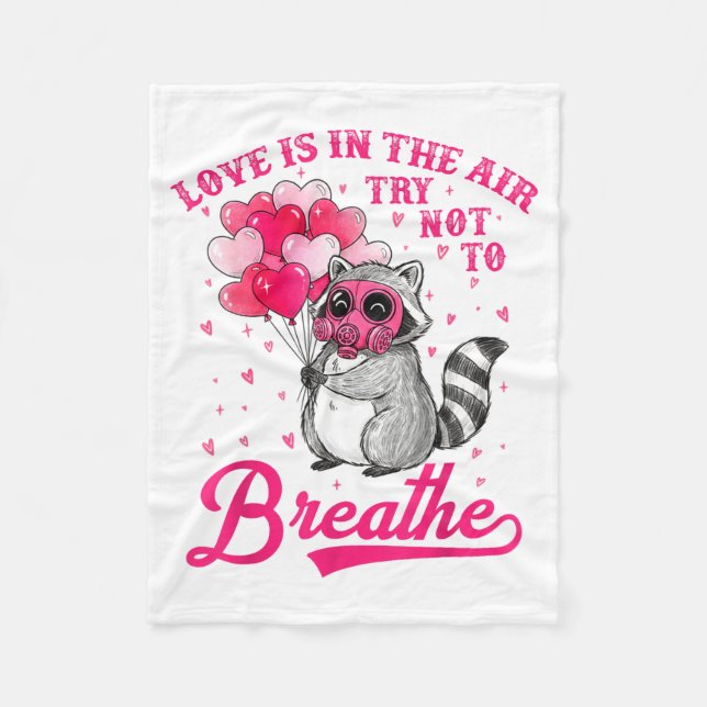 Love Is In The Air Try Not To Breathe Cute Raccoon Fleecefilt (Framsidan)