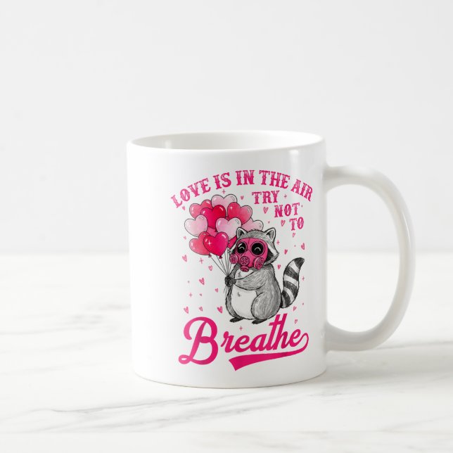 Love Is In The Air Try Not To Breathe Cute Raccoon Kaffemugg (Höger)