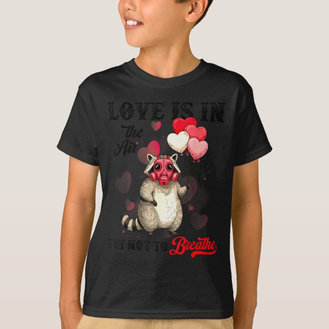 Love Is In The Air Try Not To Breathe Cute Raccoon T Shirt (Framsida)