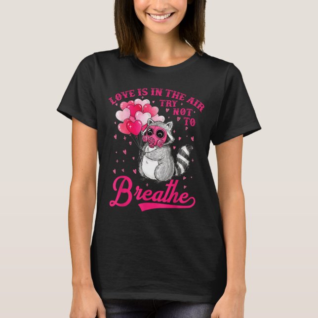 Love Is In The Air Try Not To Breathe Cute Raccoon T Shirt (Framsida)