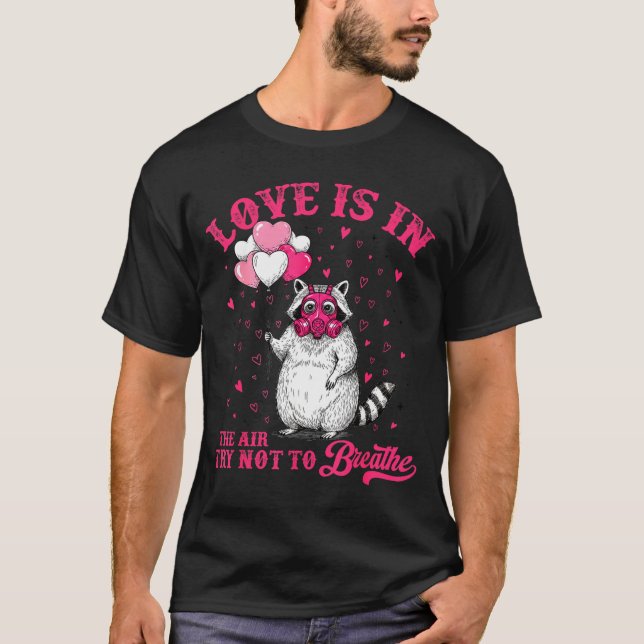 Love Is In The Air Try Not To Breathe Cute Raccoon T Shirt (Framsida)
