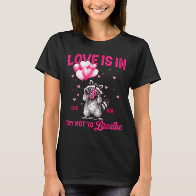 Love Is In The Air Try Not To Breathe Fun Raccoon  T Shirt (Framsida)