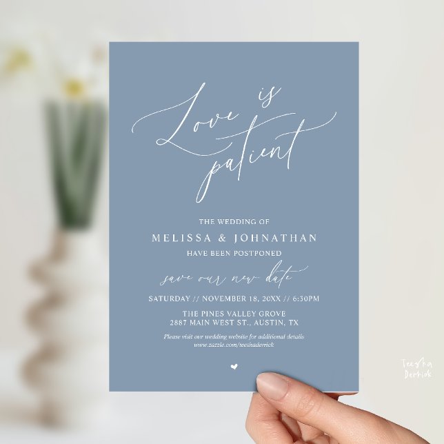 “Love Is Patient” Bröllop Ändring av datum tillkän Inbjudningar (“Love Is Patient” Wedding Postpone Announcement Date Change Card in Dusty Blue)