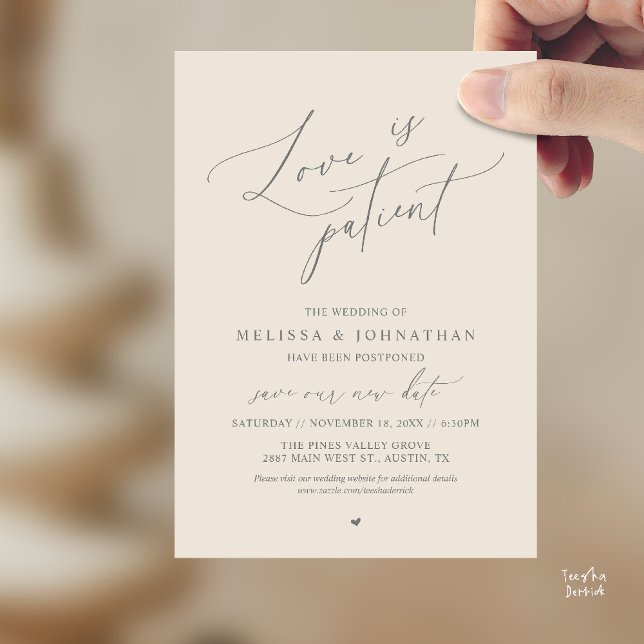 “Love Is Patient” Bröllop Ändring av datum tillkän Inbjudningar (“Love Is Patient” Wedding Postpone Announcement Date Change Card in Cream Grey)